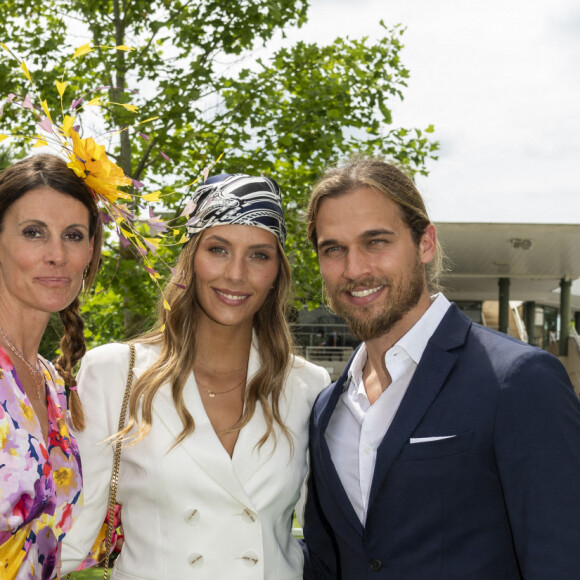 Sophie Thalmann, Camille Cerf et son compagnon Théo Fleury - Prix de Diane Longines à l'hippodrome de Chantilly, le 20 juin 2021. © Pierre Perusseau/Bestimage