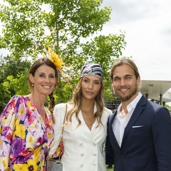 Sophie Thalmann, Camille Cerf et son compagnon Théo Fleury - Prix de Diane Longines à l'hippodrome de Chantilly, le 20 juin 2021. © Pierre Perusseau/Bestimage