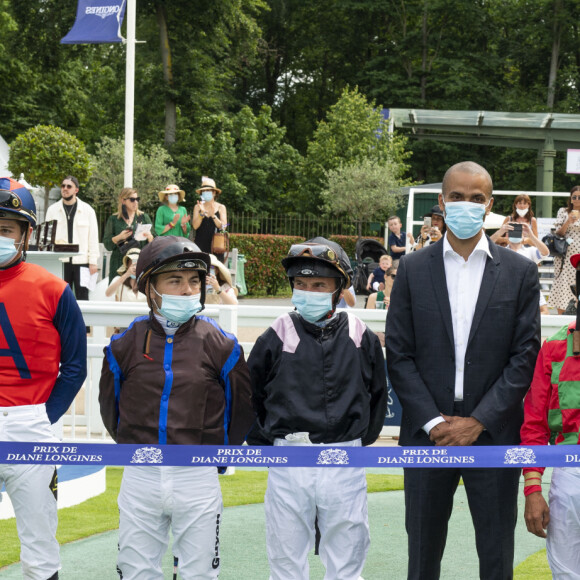 Tony Parker et les jokeys - Prix de Diane Longines à l'hippodrome de Chantilly, le 20 juin 2021. © Pierre Perusseau/Bestimage