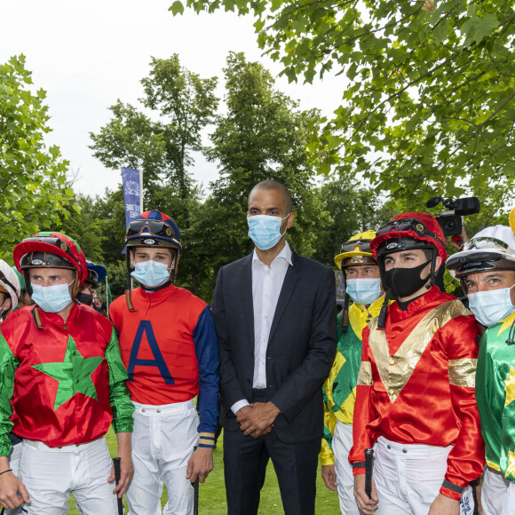 Tony Parker et les jokeys - Prix de Diane Longines à l'hippodrome de Chantilly, le 20 juin 2021. © Pierre Perusseau/Bestimage