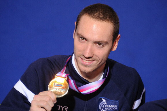 Jérémy Stravius remporte la médaille d'or au 100m dos lors des Championnats d'Europe de natation à Chartres le 25 Novembre 2012.