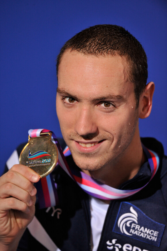 Jérémy Stravius remporte la médaille d'or dans le relais 4x100m aux Championnats d'Europe de natation à Chartres le 23 Novembre 2012.