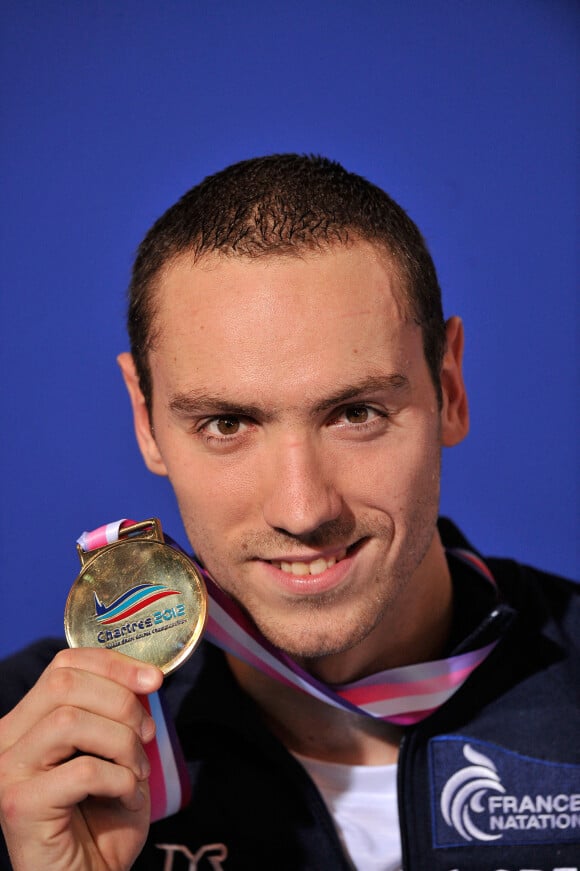 Jérémy Stravius remporte la médaille d'or dans le relais 4x100m aux Championnats d'Europe de natation à Chartres le 23 Novembre 2012.