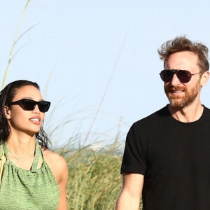 David Guetta et sa compagne Jessica Ledon passent une après-midi détente à la plage à Miami le 26 mai 2021. 