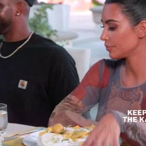 Kim Kardashian laisse sa soeur "mal à l'aise" alors qu'elle se rapproche de l'ex de Khloe et père de son enfant Tristan Thompson lors de la première de la saison de Keeping Up With The Kardashians.