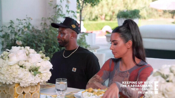 Kim Kardashian laisse sa soeur "mal à l'aise" alors qu'elle se rapproche de l'ex de Khloe et père de son enfant Tristan Thompson lors de la première de la saison de Keeping Up With The Kardashians.