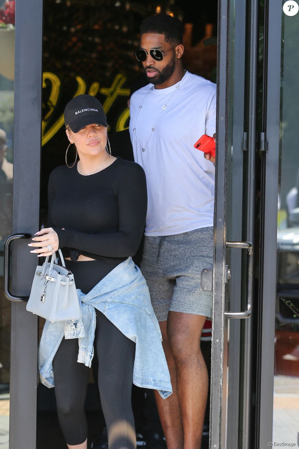 Tristan Thompson et sa compagne Khloe Kardashian quittent le restaurant Joey à Los Angeles le 20 juin 2018.