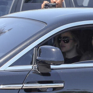 Khloe Kardashian et son compagnon Tristan Thompson passent prendre à manger au McDrive en Rolls Royce à Los Angeles, le 19 juin 2018. 