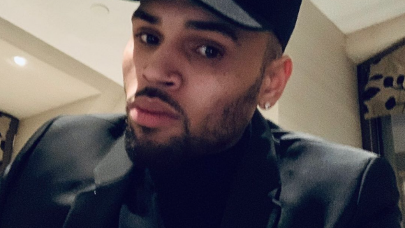 Chris Brown visé par une nouvelle affaire de violence : une femme l'accuse, la police alertée