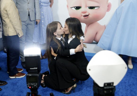 Hilaria Baldwin et sa fille Carmen assistent à l'avant-première du film "Baby Boss 2 : une affaire de famille" au SVA Theater. New York, le 22 juin 2021.