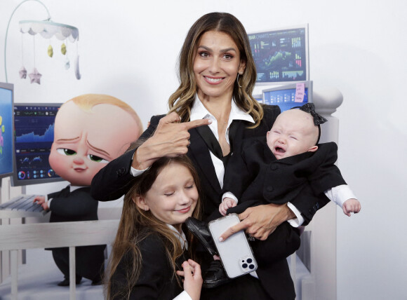 Hilaria Baldwin et ses filles Carman et Lucia assistent à l'avant-première du film "Baby Boss 2 : une affaire de famille" au SVA Theater. New York, le 22 juin 2021.