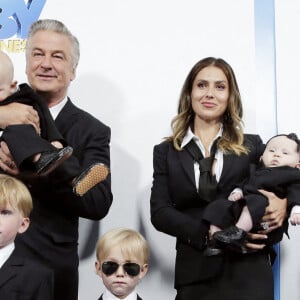 Alec Baldwin, Hilaria Baldwin et leurs enfants Lucia, Rafael, Eduardo, Leonardo, Romeo et Carmen assistent à l'avant-première du film "Baby Boss 2 : une affaire de famille" au SVA Theater, à New York.