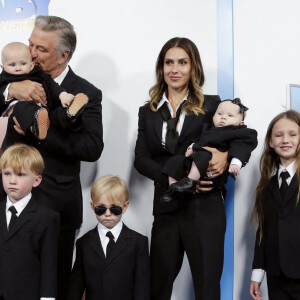 Alec Baldwin, Hilaria Baldwin et leurs enfants Lucia, Rafael, Eduardo, Leonardo, Romeo et Carmen assistent à l'avant-première du film "Baby Boss 2 : une affaire de famille" au SVA Theater. New York, le 22 juin 2021.