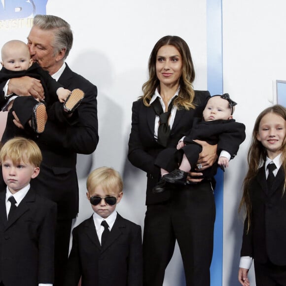 Alec Baldwin, Hilaria Baldwin et leurs enfants Lucia, Rafael, Eduardo, Leonardo, Romeo et Carmen assistent à l'avant-première du film "Baby Boss 2 : une affaire de famille" au SVA Theater. New York, le 22 juin 2021.