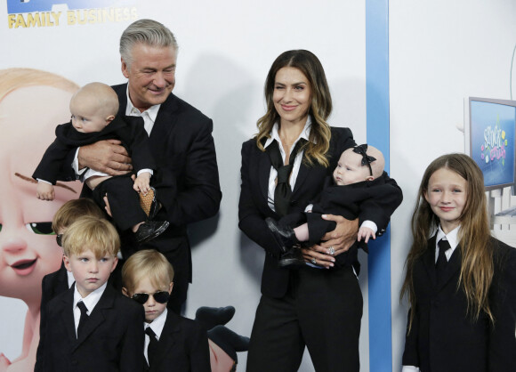 Alec Baldwin, Hilaria Baldwin et leurs enfants Lucia, Rafael, Eduardo, Leonardo, Romeo et Carmen assistent à l'avant-première du film "Baby Boss 2 : une affaire de famille" au SVA Theater. New York, le 22 juin 2021.