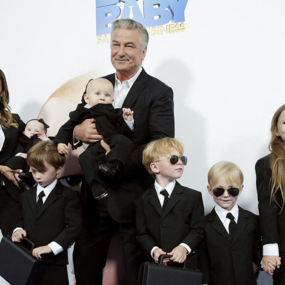 Alec Baldwin, Hilaria Baldwin et leurs enfants Lucia, Rafael, Eduardo, Leonardo, Romeo et Carmen assistent à l'avant-première du film "Baby Boss 2 : une affaire de famille" au SVA Theater. New York, le 22 juin 2021.