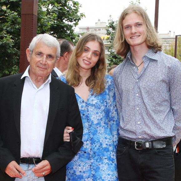 Michel Boujenah avec sa fille Louise Boujenah et son compagnon à la première du film "Boite Noire" dans le cadre du Festival CINEROMAN au cinéma Pathé Gare du Sud à Nice, France. © Denis Guignebourg/Bestimage