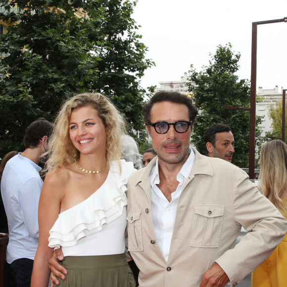 Nicolas Bedos et sa compagne Pauline Desmonts à la première du film "Boite Noire" dans le cadre du Festival CINEROMAN au cinéma Pathé Gare du Sud à Nice, France, le 19 juin 2021. © Denis Guignebourg/Bestimage