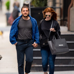 Kit Harington et sa femme Leslie Rose font du shopping à New York City, New York, Etats-Unis, le 30 avril 2021.