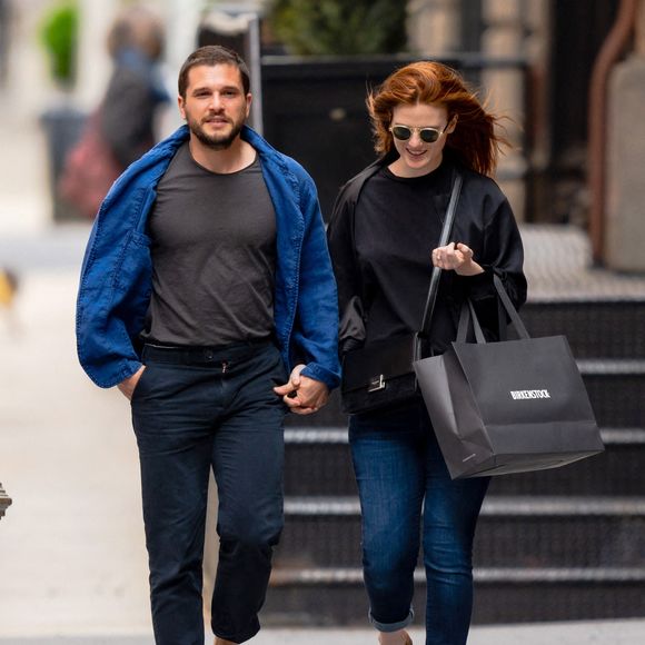 Kit Harington et sa femme Leslie Rose font du shopping à New York City, New York, Etats-Unis, le 30 avril 2021.