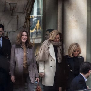 Brigitte Macron raccompagne les anciennes premières dames Carla Bruni-Sarkozy et Valérie Trierweiler après un déjeuner au palais de l'Elysée à Paris le 24 janvier 2019.