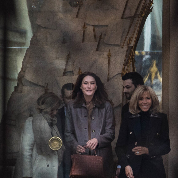 Brigitte Macron raccompagne les anciennes premières dames Carla Bruni-Sarkozy et Valérie Trierweiler après un déjeuner au palais de l'Elysée à Paris le 24 janvier 2019.