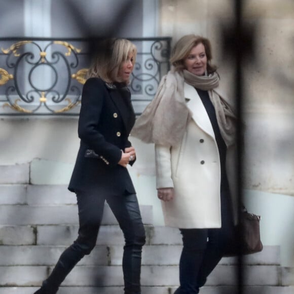 Brigitte Macron raccompagne les anciennes premières dames Carla Bruni-Sarkozy et Valérie Trierweiler après un déjeuner au palais de l'Elysée à Paris le 24 janvier 2019.