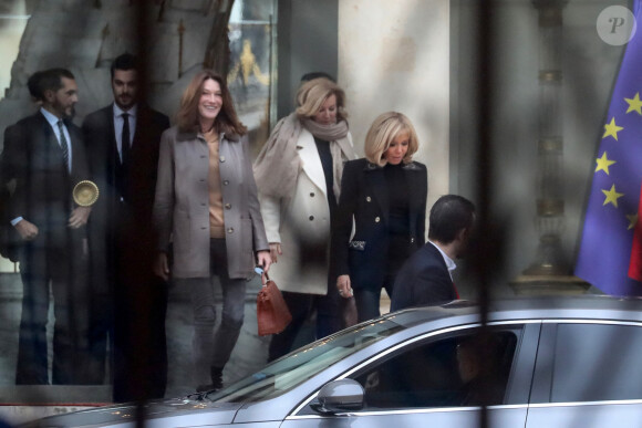 Brigitte Macron raccompagne les anciennes premières dames Carla Bruni-Sarkozy et Valérie Trierweiler après un déjeuner au palais de l'Elysée à Paris le 24 janvier 2019.