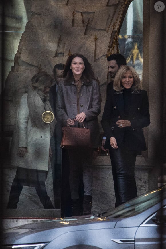 Brigitte Macron raccompagne les anciennes premières dames Carla Bruni-Sarkozy et Valérie Trierweiler après un déjeuner au palais de l'Elysée à Paris.