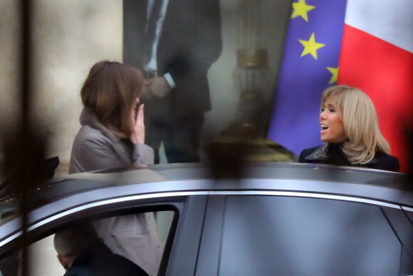 Brigitte Macron raccompagne Carla Bruni-Sarkozy après un déjeuner au palais de l'Elysée à Paris le 24 janvier 2019.