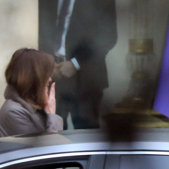 Brigitte Macron raccompagne Carla Bruni-Sarkozy après un déjeuner au palais de l'Elysée à Paris le 24 janvier 2019.