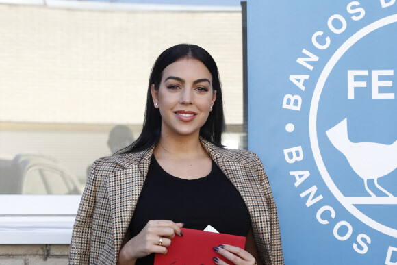 Georgina Rodriguez apporte un chèque de 20 000 euros à la Banque Alimentaire à Madrid le 8 décembre 2020.