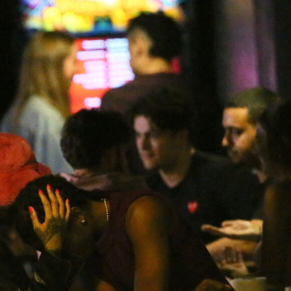 Rihanna et Asap Rocky sortent enlacés d'un dîner chez Barcade à New York le 23 juin 2021.


