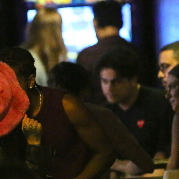 Rihanna et Asap Rocky sortent enlacés d'un dîner chez Barcade à New York le 23 juin 2021.


