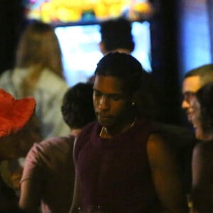 Rihanna et Asap Rocky sortent enlacés d'un dîner chez Barcade à New York le 23 juin 2021.


