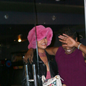 Rihanna et Asap Rocky sortent enlacés d'un dîner chez Barcade à New York le 23 juin 2021.


