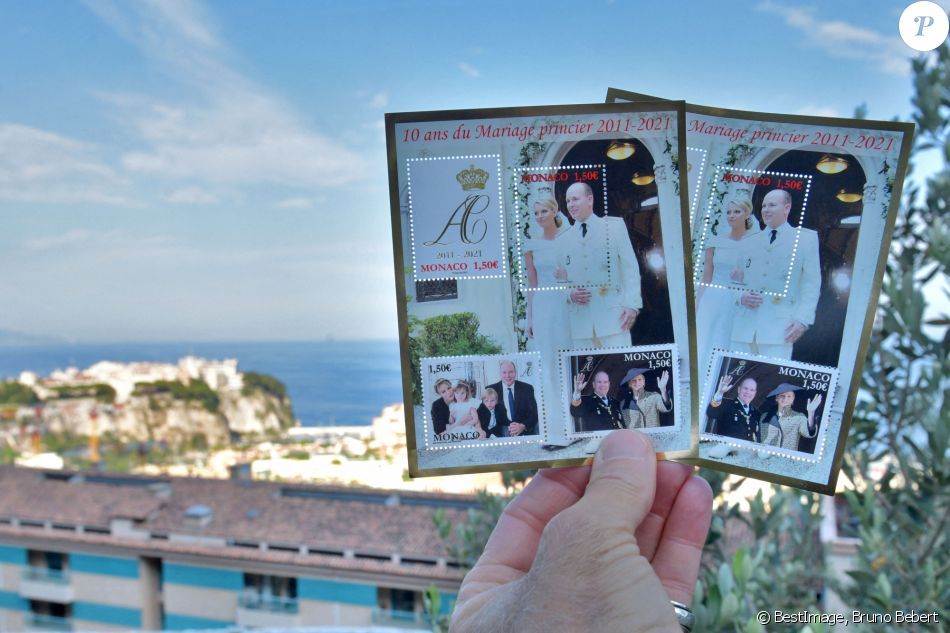 La poste monégasque a édité une planche de timbres pour la commémoration des dix ans de mariage du prince Albert II de Monaco et de la princesse Charlène. Les timbres sont en vente dans les postes depuis le 30 avril. Le mariage d'Albert II et de Charlene Wittstock a eu lieu le 1er juillet 2011 pour la cérémonie civile et le 2 juillet 2011 pour la cérémonie religieuse. © Bruno Bebert / Bestimage