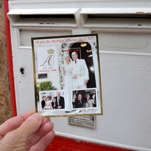 La poste monégasque a édité une planche de timbres pour la commémoration des dix ans de mariage du prince Albert II de Monaco et de la princesse Charlène. Les timbres sont en vente dans les postes depuis le 30 avril. Le mariage d'Albert II et de Charlene Wittstock a eu lieu le 1er juillet 2011 pour la cérémonie civile et le 2 juillet 2011 pour la cérémonie religieuse. © Bruno Bebert / Bestimage 