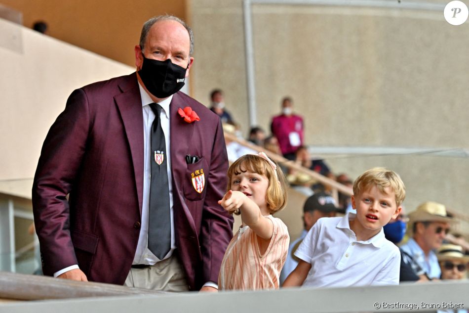 Le prince Albert II de Monaco et ses enfants Jacques et Gabriella durant la dernière journée du World Rugby Sevens Repechage tournament qui se déroule au Stade Louis II le 20 juin 2021. Cette compétition est organisée par la Fédération Monégasque de Rugby (FMR), dont le président est Gareth Wittstock, le frère de la Princesse Charlene de Monaco. © Bruno Bebert/Bestimage