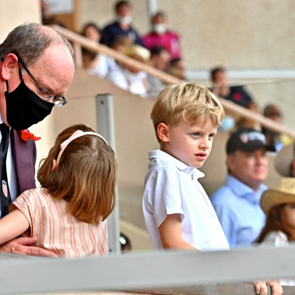 Le prince Albert II de Monaco et ses enfants Jacques et Gabriella durant la dernière journée du World Rugby Sevens Repechage tournament qui se déroule au Stade Louis II le 20 juin 2021. Cette compétition est organisée par la Fédération Monégasque de Rugby (FMR), dont le président est Gareth Wittstock, le frère de la Princesse Charlene de Monaco. © Bruno Bebert/Bestimage 