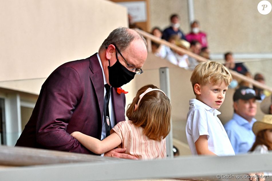 Le prince Albert II de Monaco et ses enfants Jacques et Gabriella durant la dernière journée du World Rugby Sevens Repechage tournament qui se déroule au Stade Louis II le 20 juin 2021. Cette compétition est organisée par la Fédération Monégasque de Rugby (FMR), dont le président est Gareth Wittstock, le frère de la Princesse Charlene de Monaco. © Bruno Bebert/Bestimage