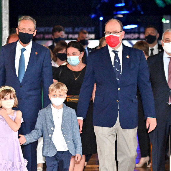 Semi-exclusif - Le prince Albert II de Monaco et ses enfants, le prince héréditaire Jacques et la princesse Gabriella, accompagnés par M. Calcagno, le directeur du Musée, Alexandra Valetta-Ardisson, la député des Alpes-Maritimes, et M. Laurent Stefanini, l'ambassadeur de France à Monaco, ont participé au lancement du programme "Océano pour Tous" au Musée Océanographique de Monaco, le 1er juin 2021. Pour l'occasion une classe de CM2 de Breil sur Roya, l'une des communes touchées par la tempête Alex. "Oceano Pour Tous" est une action éducative et sociale. En février 2014, l'Institut océanographique lançait la première édition de son projet « Oceano Pour Tous » qui s'intitulait à ce moment « Snapper pour tous », en collaboration avec l'Éducation nationale française, la Direction de l'Education Nationale de la Jeunesse et des Sports de Monaco, et avec le soutien de la Fondation Princesse Charlène de Monaco. Le but de cette opération est de participer à la création de la conscience écologique de chaque enfant en donnant accès à un programme de sensibilisation en faveur de l'Océan à tous les élèves. Le musée a voulu permettre aux enfants touchés par la tempête, de changer de cadre en leur offrant un moment d'évasion à la découverte du monde marin. Ainsi, l'Institut océanographique de Monaco dédie l'édition 2021 de son action « Oceano pour tous » aux enfants de la vallée de la Roya. La Fondation lance un appel aux dons pour l'aider à financer ce projet. © Bruno Bebert/Bestimage  Semi-exclusive - Prince Albert II of Monaco, Prince Jacques of Monaco and Princess Gabriella of Monaco welcome the children of a CM2 class, affected by storm Alex in the Roya valley, at the oceanographic museum in Monaco, on June 1, 2021 