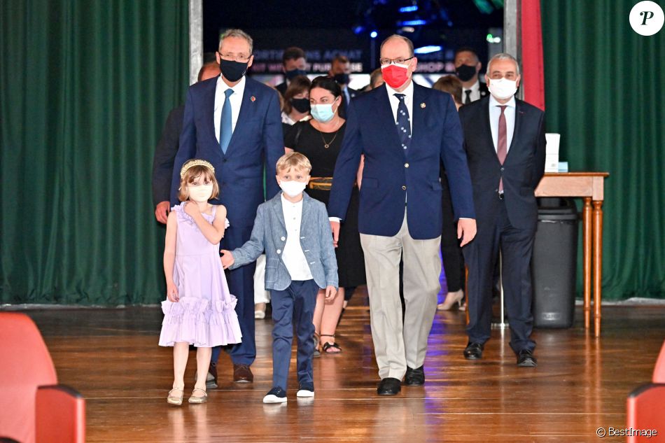 Semi-exclusif - Le prince Albert II de Monaco et ses enfants, le prince héréditaire Jacques et la princesse Gabriella, accompagnés par M. Calcagno, le directeur du Musée, Alexandra Valetta-Ardisson, la député des Alpes-Maritimes, et M. Laurent Stefanini, l'ambassadeur de France à Monaco, ont participé au lancement du programme "Océano pour Tous" au Musée Océanographique de Monaco, le 1er juin 2021. Pour l'occasion une classe de CM2 de Breil sur Roya, l'une des communes touchées par la tempête Alex. "Oceano Pour Tous" est une action éducative et sociale. En février 2014, l'Institut océanographique lançait la première édition de son projet « Oceano Pour Tous » qui s'intitulait à ce moment « Snapper pour tous », en collaboration avec l'Éducation nationale française, la Direction de l'Education Nationale de la Jeunesse et des Sports de Monaco, et avec le soutien de la Fondation Princesse Charlène de Monaco. Le but de cette opération est de participer à la création de la conscience écologique de chaque enfant en donnant accès à un programme de sensibilisation en faveur de l'Océan à tous les élèves. Le musée a voulu permettre aux enfants touchés par la tempête, de changer de cadre en leur offrant un moment d'évasion à la découverte du monde marin. Ainsi, l'Institut océanographique de Monaco dédie l'édition 2021 de son action « Oceano pour tous » aux enfants de la vallée de la Roya. La Fondation lance un appel aux dons pour l'aider à financer ce projet. © Bruno Bebert/Bestimage Semi-exclusive - Prince Albert II of Monaco, Prince Jacques of Monaco and Princess Gabriella of Monaco welcome the children of a CM2 class, affected by storm Alex in the Roya valley, at the oceanographic museum in Monaco, on June 1, 2021