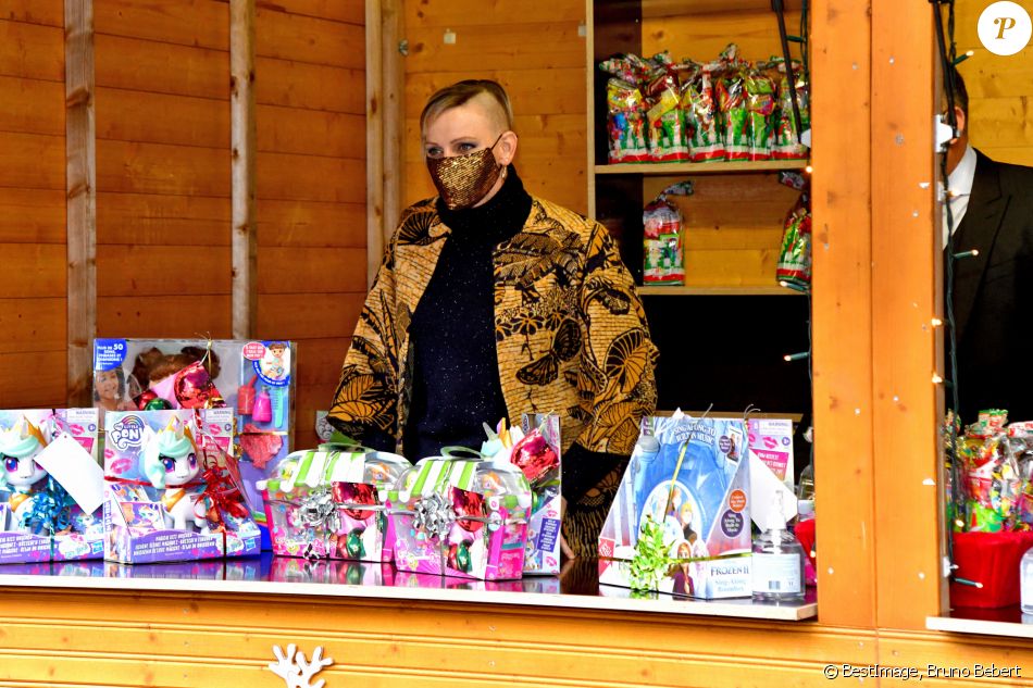 La princesse Charlene de Monaco ( avec une nouvelle coupe de cheveux) durant le traditionnel Arbre de Noël du Palais Princier à Monaco en mode COVID, le 16 décembre 2020. © Bruno Bebert / Pool Monaco / Bestimage