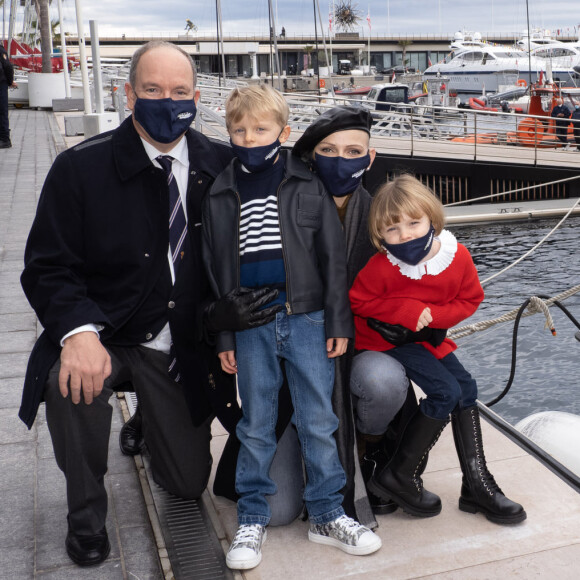 Le prince Albert, la princesse Charlene et leurs enfants, le prince Jacques et la princesse Gabriella : cérémonie d'inauguration de la nouvelle vedette Princesse Gabriella à Monaco, décembre 2020. Photo : Eric Mathon / Palais princier / Manu Vitali et Michael Alesi / Direction de la communication