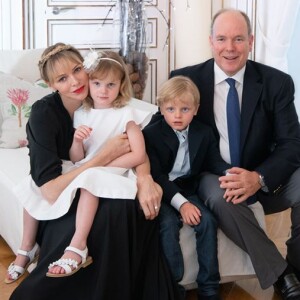 Le prince Albert de Monaco, son épouse Charlene et leurs deux enfants, Jacques et Gabriella, au palais princier de Monaco