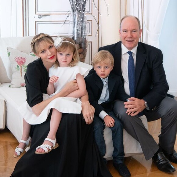 Le prince Albert de Monaco, son épouse Charlene et leurs deux enfants, Jacques et Gabriella, au palais princier de Monaco