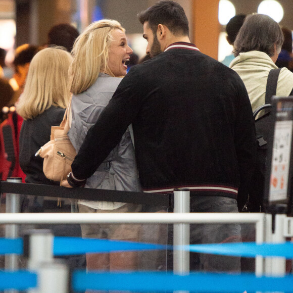 Exclusif - Britney Spears et son compagnon Sam Asghari arrivent à l'aéroport de New York (JFK) le 13 mai 2018.