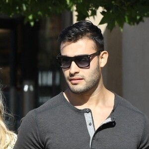 Britney Spears, souriante et rayonnante, se balade main dans la main avec son compagnon Sam Asghari à Camarillo en Californie le 17 mai 2019