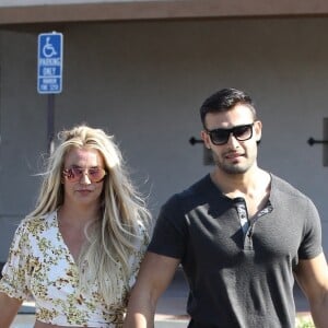 Britney Spears, souriante et rayonnante, se balade main dans la main avec son compagnon Sam Asghari à Camarillo en Californie le 17 mai 2019